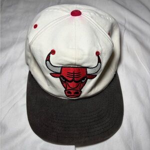 STARTER White and Red Chicago Bulls Snapback Hat with Dark Gray Brim